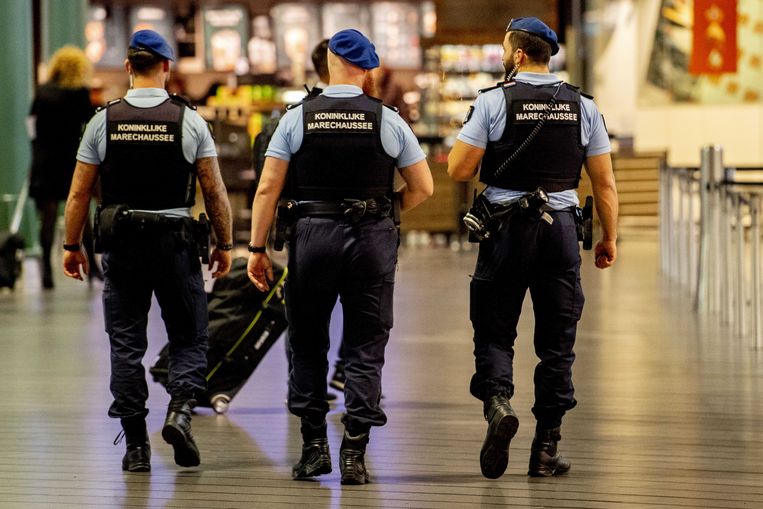 Medewerkers van de Koninklijke Marechaussee patrouilleren op de luchthaven Schiphol. Beeld ANP