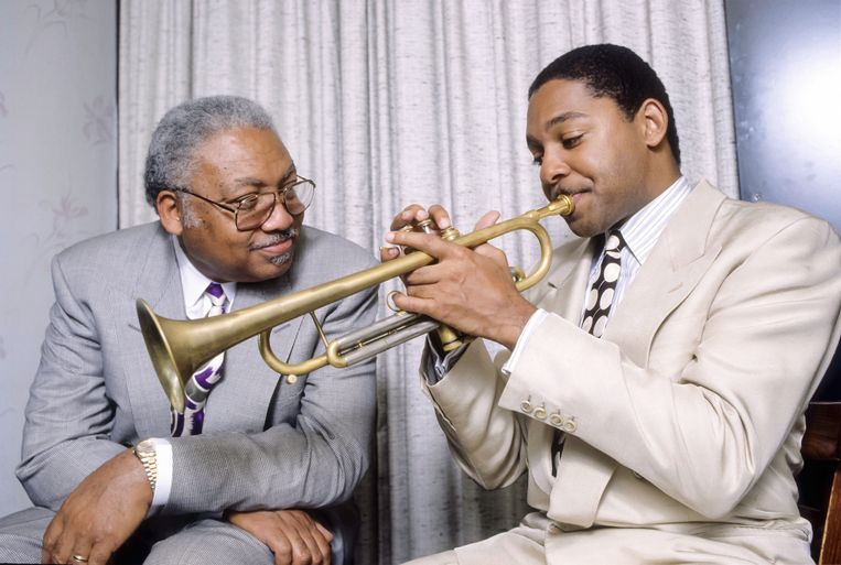 Jazzmusicus Ellis Marsalis Jr (links) met zijn zoon Wynton, bij een optreden in New York op 4 juni 1990.  Beeld Getty Images