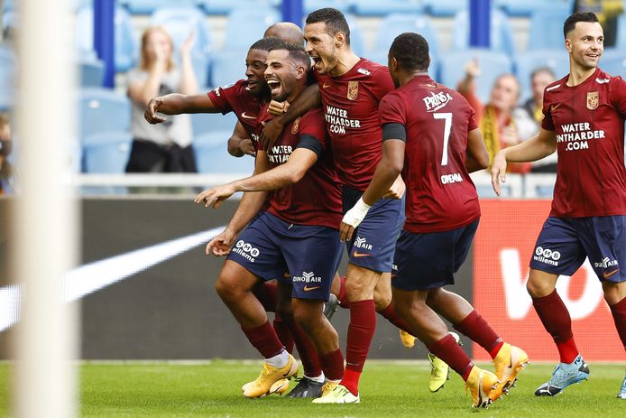 Oussama Tannane (tweede van links) juicht na zijn geweldige goal voor Vitesse.