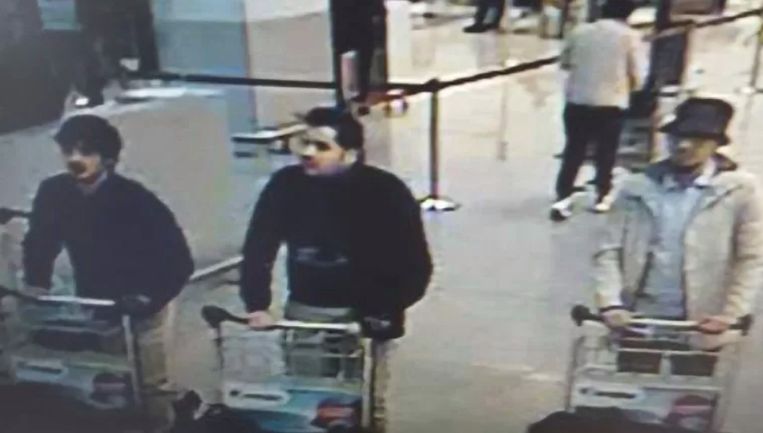 V.l.n.r. Najim Laachraoui, Ibrahim El Bakraoui en Mohamed Abrini duwen de explosieven door de vertrekhal in Zaventem. Beeld rv