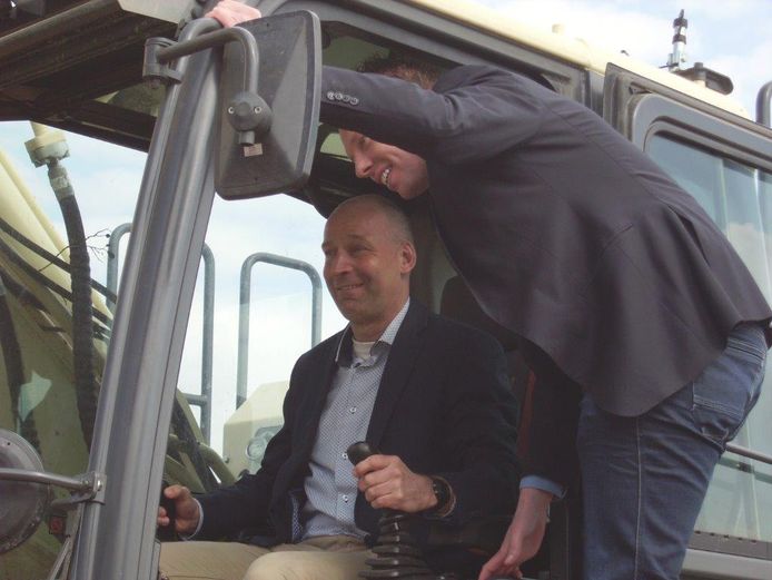 Wethouder Jan-Willem Stoop bij begin werkzaamheden riool Lage Zwaluwe.