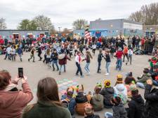 50 jaar Theo Thijssenschool: Leerlingen dansen op het plein om jubileum te vieren