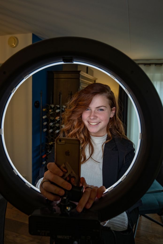 Nova (17) uit Creil is met 160.000 volgers razend populair op TikTok ...