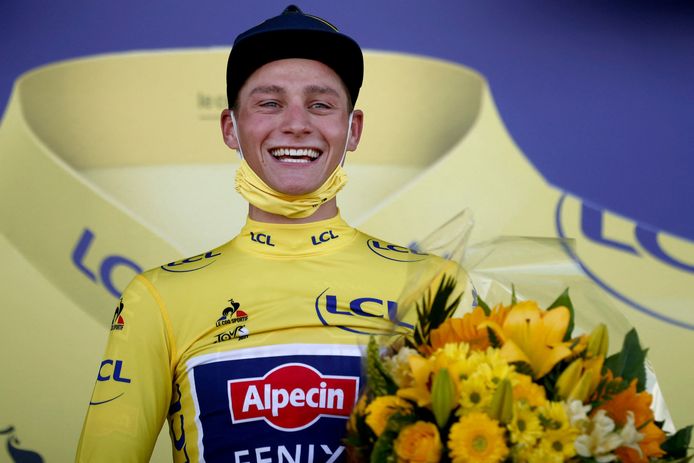 Mathieu van der Poel glundert op het podium nadat hij op zondag 27 juni de gele trui heeft gepakt na zijn etappezege op de Mûr-de-Bretagne.