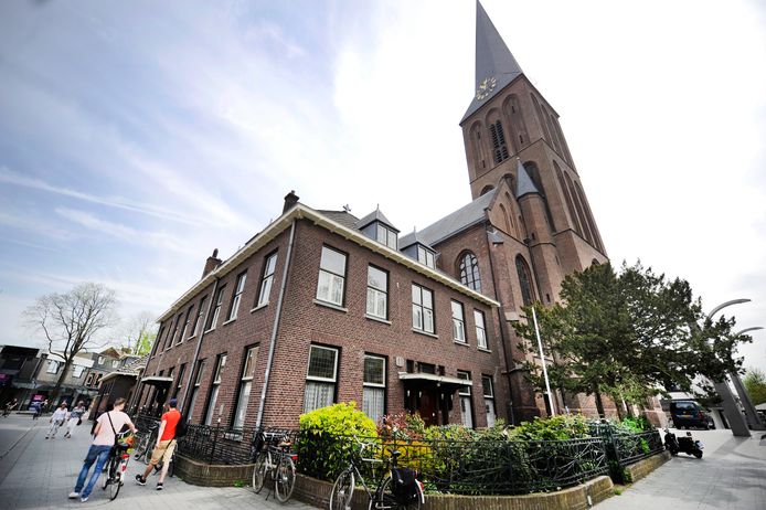 De pastorie van de Lambertusbasiliek. Het parochiebestuur is in gesprek met een potentiële huurder.