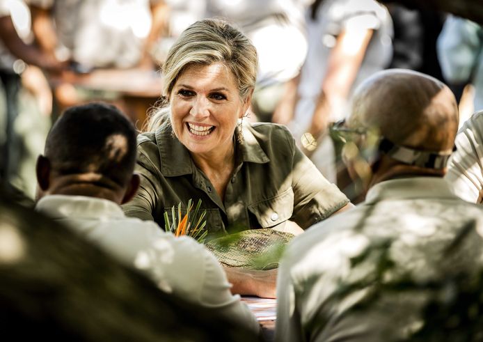 Koningin Maxima praat met rangers van Park Arikok op de tweede dag van het bezoek van het koninklijk paar en prinses Amalia aan Aruba.