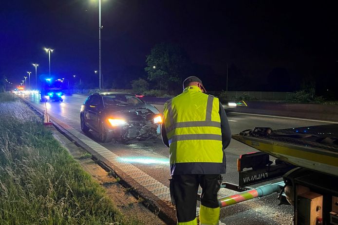 Een chauffeur die de afrit Erpe-Mere miste en de onverstandige beslissing nam achteruit te rijden, werd achteraan aangereden. Ook een derde wagen deelde in de brokken.