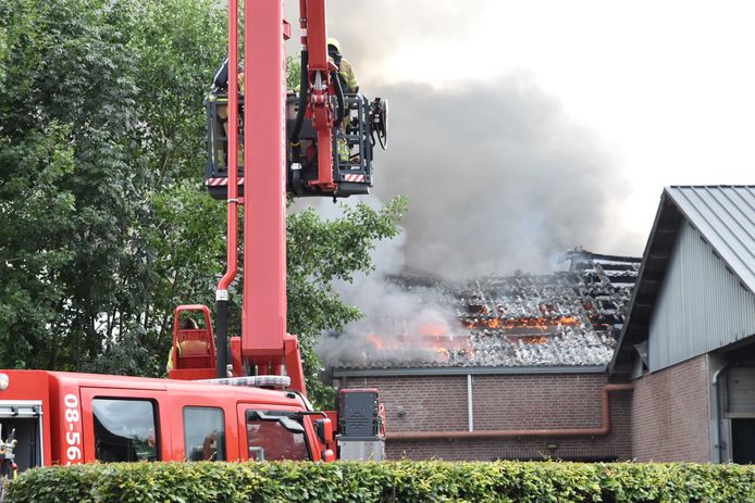 Meerdere brandweerkorpsen zijn dinsdagavond uitgerukt voor een grote brand bij een champignonkwekerij aan de Groensestraat in Hurwenen.