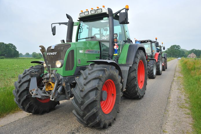 Farmers Defence Force met tientallen trekkers op kruisingen rond bedrijf Nederweert.