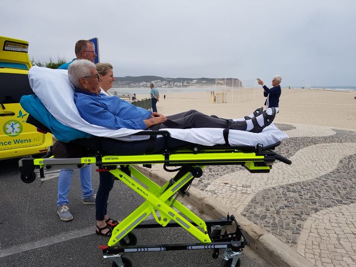Jan Westerhout bij het strand in Portugal waar hij in juli met de ambulance naar toe werd gebracht.