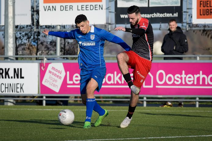 Barendrechter Nadir Jouhri (links) houdt Redouan El Hankouri van SteDoCo van de bal.