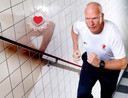Michel Buket woog aan het begin van de coronacrisis 127 kilo, ging sporten en rent nu moeiteloos de trappen in zijn flat op en neer.