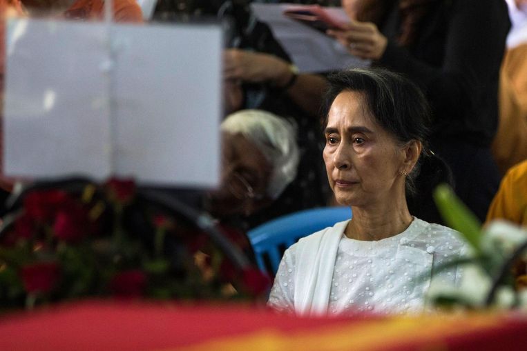 Aung San Suu Kyi tijdens de begrafenis van voormalig voorzitter van de NLD Aung Shwe. Beeld AFP