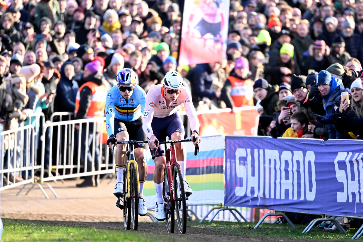 Mathieu van der Poel zet Wout van Aert een paar keer onder druk op de snelle omloop in Hoogerheide. Beeld Photo News