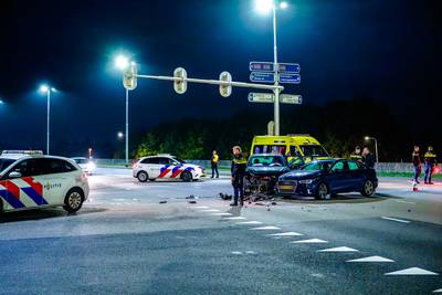 Twee auto's fors beschadigd en ravage op de weg bij botsing in Berkel-Enschot