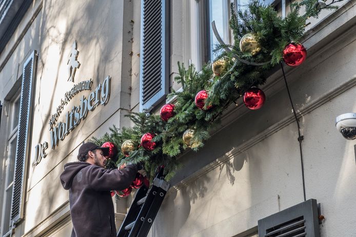 Medewerkers van Intratuin zijn druk bezig met het aanbrengen van de kerstversiering aan Hotel De Wolfsberg in Groesbeek.