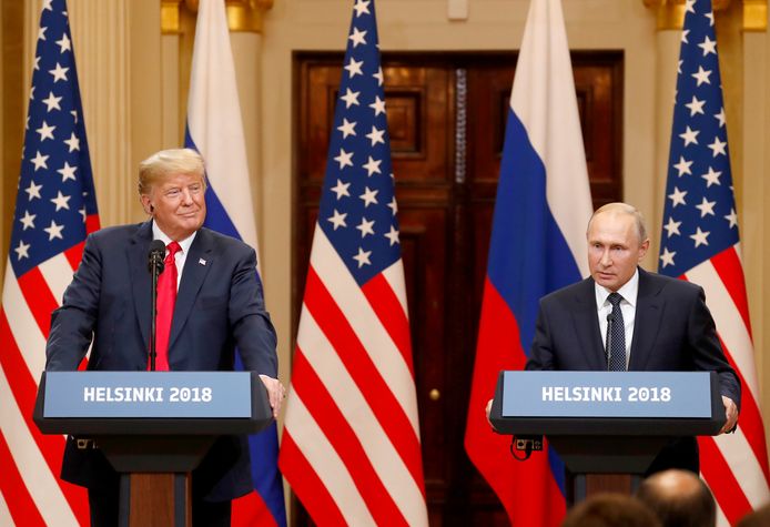 Donald J. Trump (L) en Vladimir Putin (R).