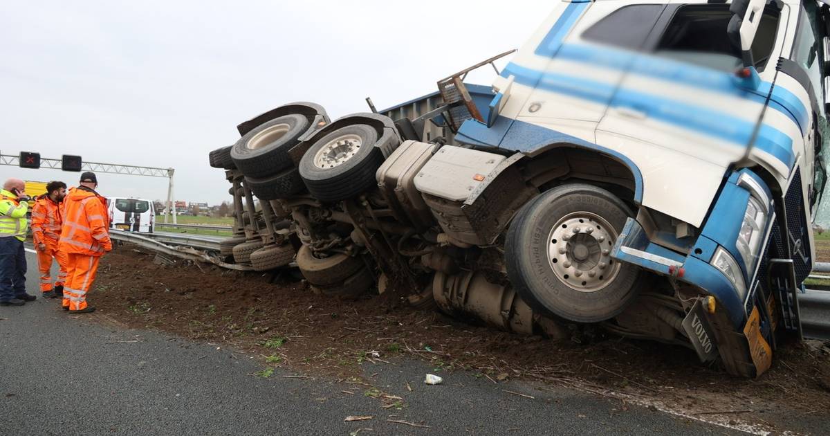 Uur langer onderweg van en naar Breda door A27 vol slib, chauffeur gekantelde truck beleeft ‘wonder’.