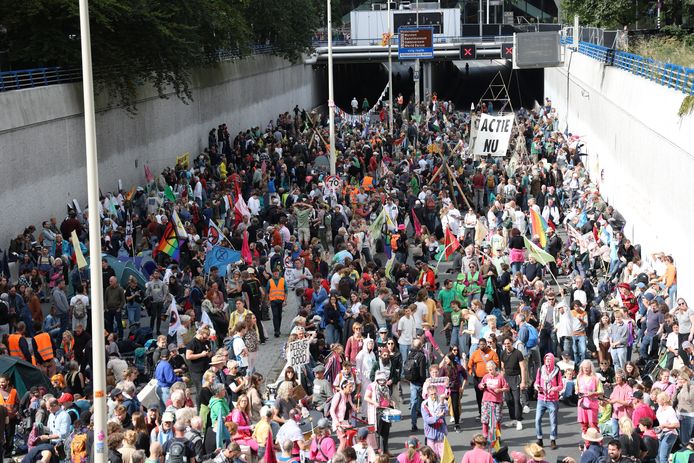 Er zijn al tenten opgezet op de A12. Sommige demonstranten verwachten te overnachten