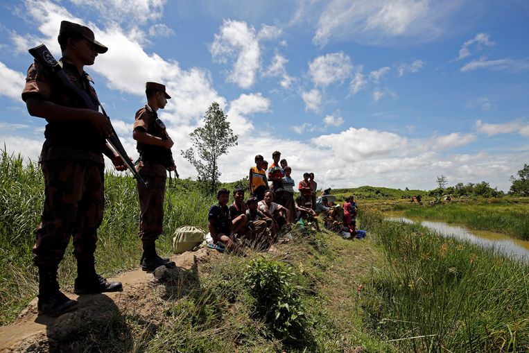 Rohingya worden aan de grens met Bangladesh tegengehouden door het leger. Beeld REUTERS
