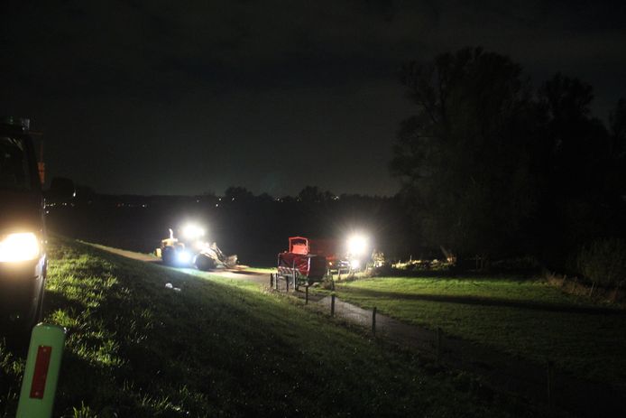 De brandweer uit Beneden-Leeuwen reed zich vast.