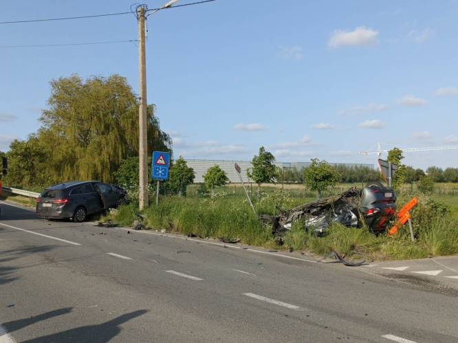 Twee gewonden bij spectaculair ongeval: wagen belandt op dak in gracht