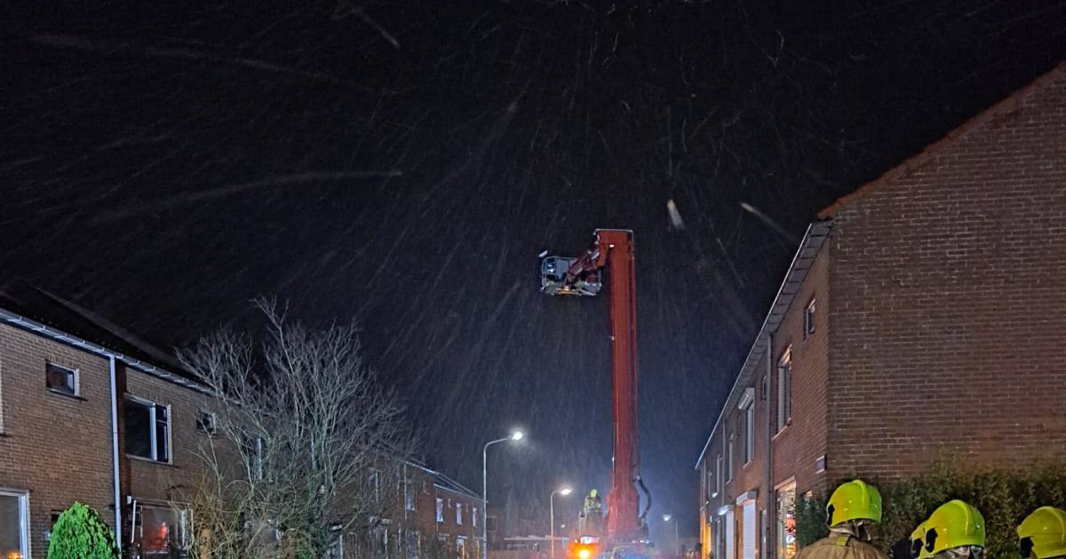 Zwaar vuurwerk op zolder van brandende woning in Bruinisse: huizenblok ontruimd