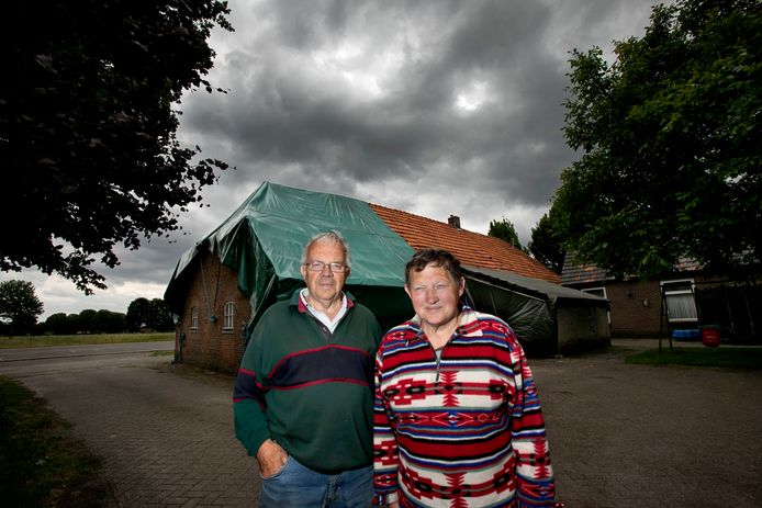 Wim en Dymph Claes bij hun woning in Luyksgestel die nog steeds niet hersteld is van de hagel vorig jaar