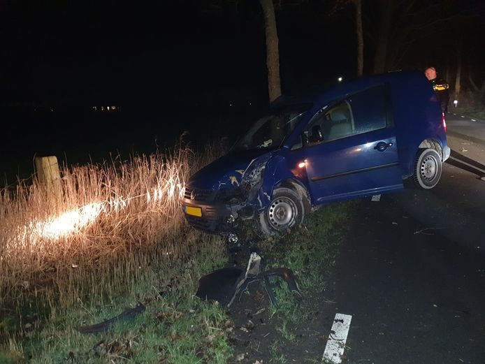 Het bestelbusje raakte flink beschadigd.