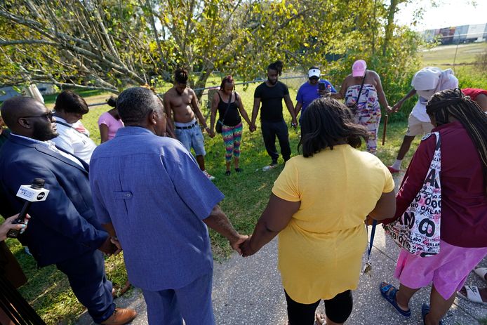 Inwoners van Jacksonville bidden na de haatmoord.