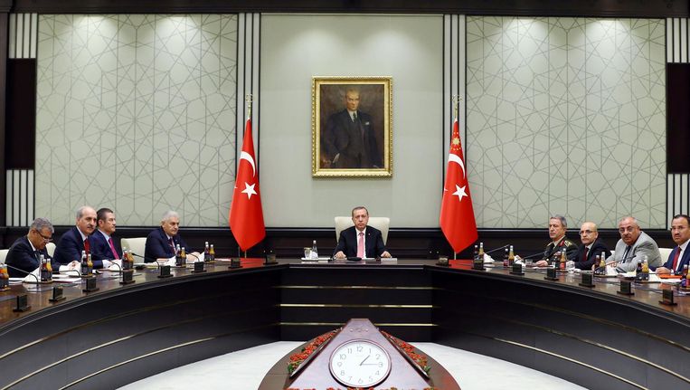 De Turkse president Erdogan zit woensdag de nationale veiligheidsraad voor. Beeld ap