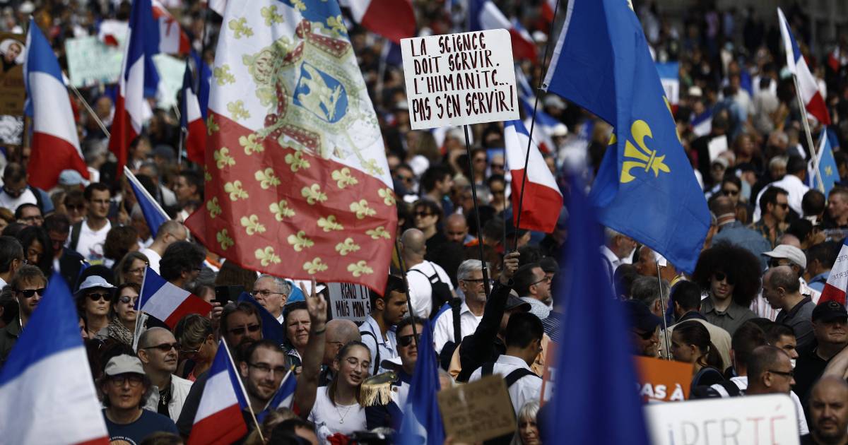 Decine di migliaia manifestano in Francia contro le regole di Corona, comprese migliaia di manifestanti a Berlino all’estero