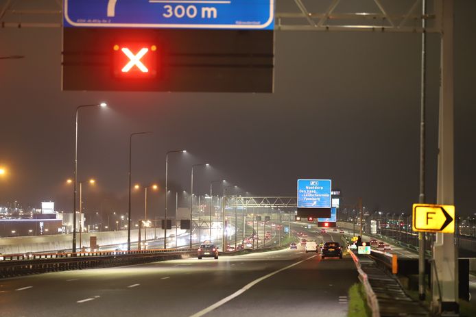 De verbindingsweg van de A4 naar de A12 is afgesloten.