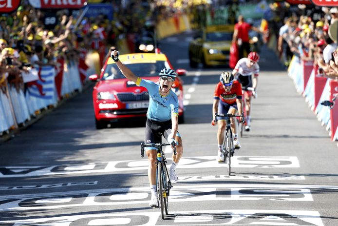 2018-07-22 00:00:00 CARCASSONNE - De Deen Magnus Cort Nielsen heeft de vijftiende etappe van de Tour de France gewonnen, een rit over 181,5 kilometer van Millau naar Carcassonne. De renner van Astana versloeg in de sprint zijn medevluchters, de Spanjaard Ion Izagirre en Bauke Mollema (R). ANP BAS
