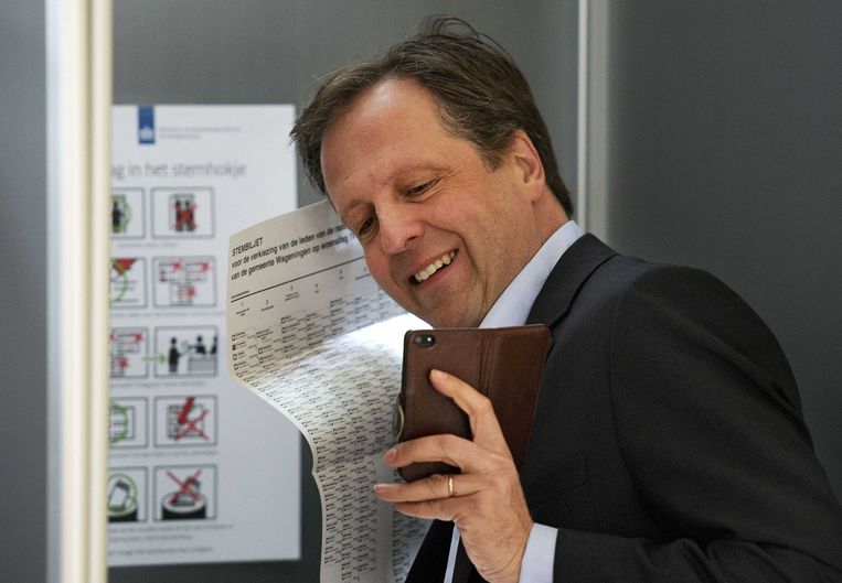 D66-leider Alexander Pechtold maakt een stemfie, een selfie gemaakt in het stemhokje tijdens de gemeenteraadsverkiezingen. Beeld anp