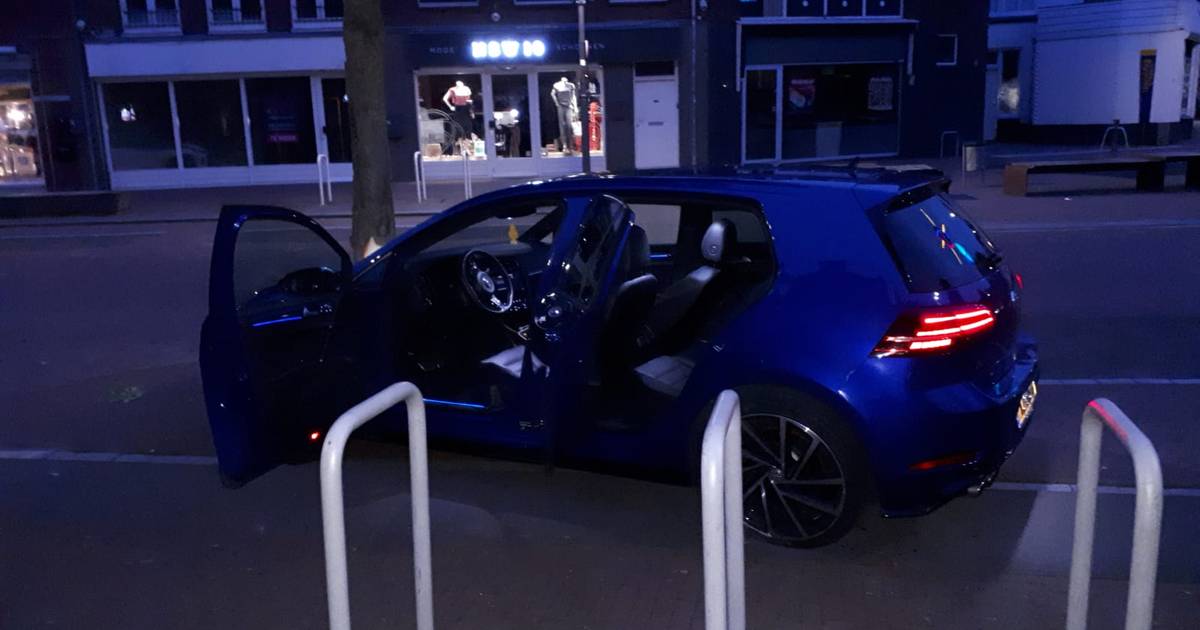 Achtervolging eindigt met botsing tegen boom in Goor.