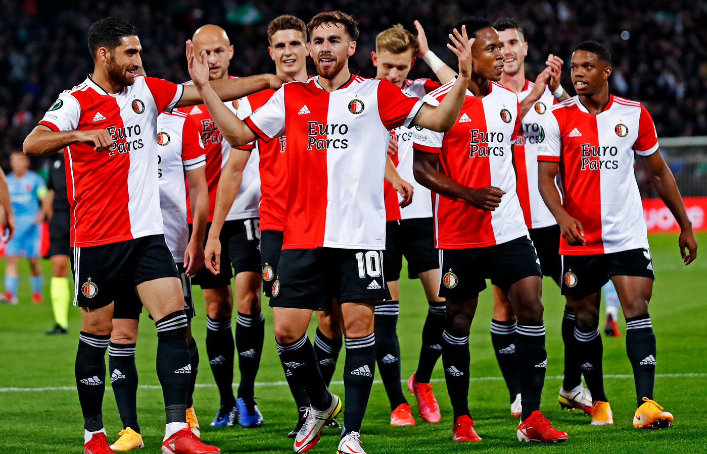 Vreugde bij de spelers van Feyenoord na de openingsgoal van Orkun Kökçü, die een goede eerste helft speelde.