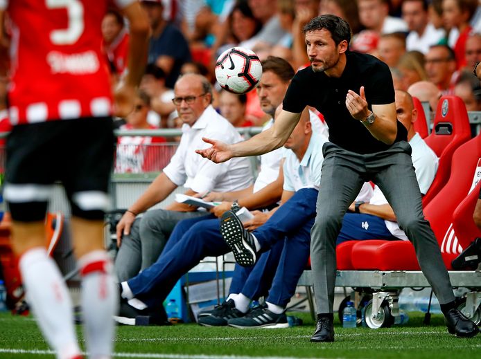 Mark van Bommel bij zijn debuut als PSV-trainer op 4 augustus 2018, in de strijd om de Johan Cruijff Schaal tegen Feyenoord.