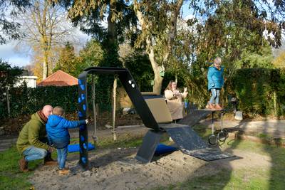 Ouders ontwerpen speeltoestel voor jarige Kaj (en brengen het maar gelijk op de markt)