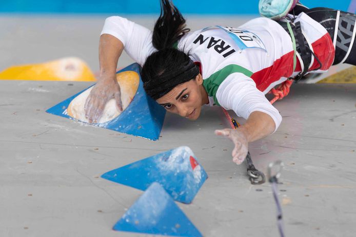 De Iraanse sportklimster in actie zonder hoofddoek op de kampioenschappen.