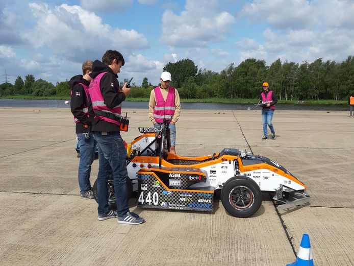 De zelfgebouwde elektrische raceauto URE15 tijdens een testrit afgelopen juli in Lommel.