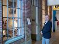 Voorzitter Theo Hardeveld van het Stadsmuseum Veenendaal bij het straatje dat gaat verdwijnen.