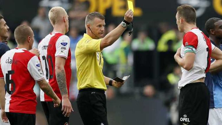 Liesveld gaf vorige week rood aan de Feyenoorders Van Deelen en De Vrij. Beeld anp