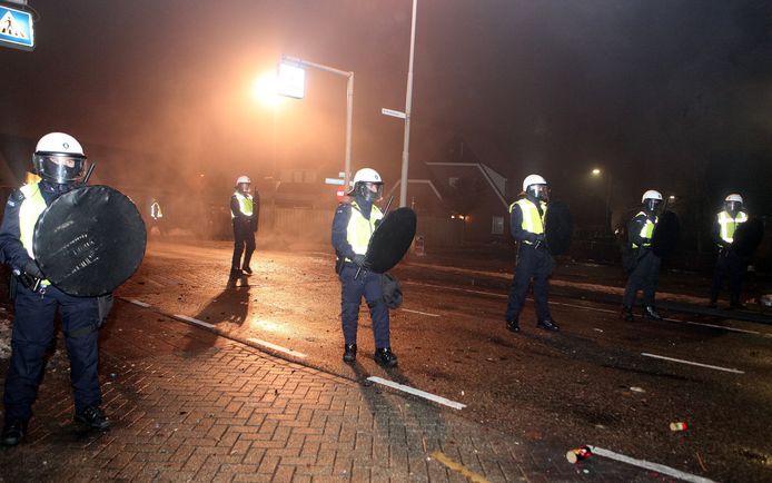 De Mobiele Eenheid voert op archiefbeeld charges uit in een rumoerig Waardenburg.
