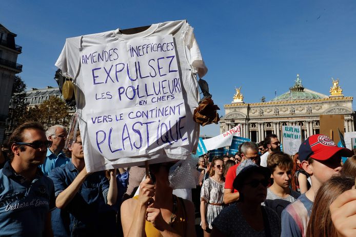 Een t-shirt met de protesttekst: "Niet effectieve boetes, zet de hoofdvervuilers het land uit naar het plastic continent".