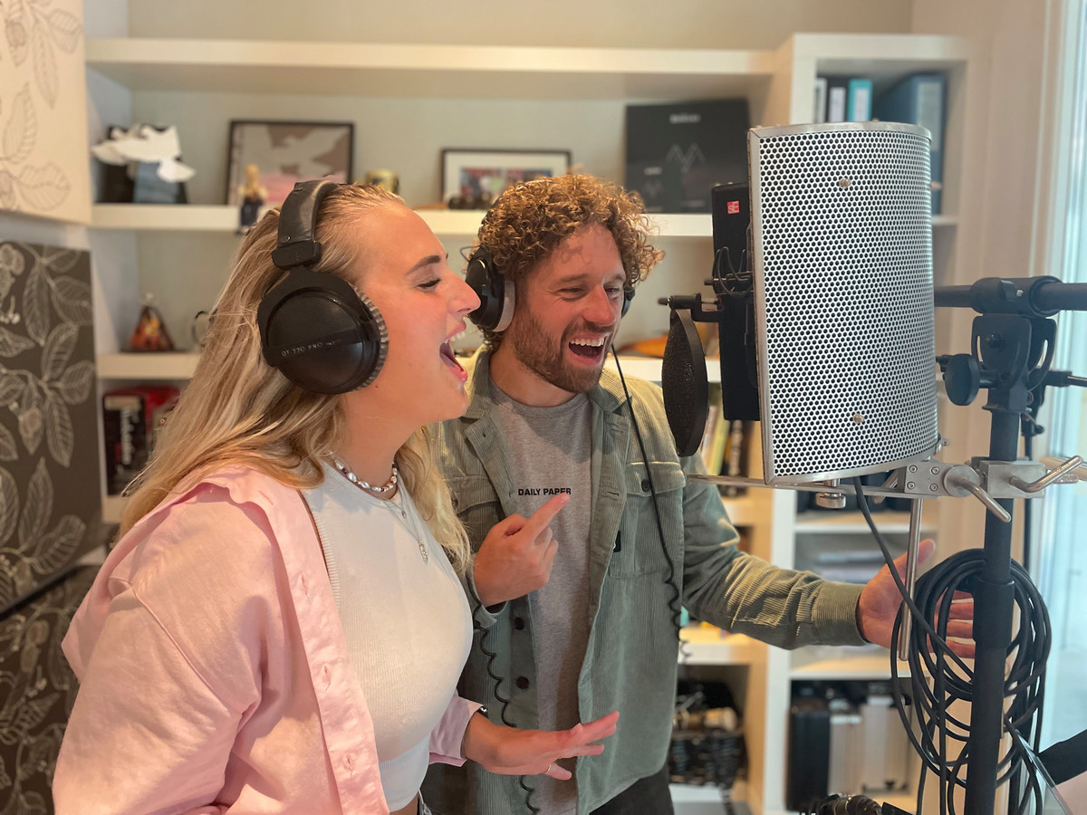 TikTokster Meester Jesper stapt opnieuw uit comfort zone en zingt lied met Love Piet ‘Ik hoop