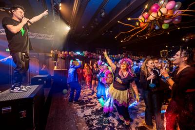 Korenbeurs in carnavalske sfeer tijdens Kinkelutenbal