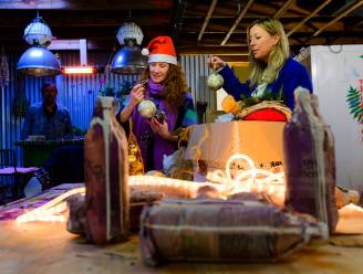 Gratis glühwein, kerstballen pimpen en een weggeefhoek: deze ‘garagekerstmarkt’ is nét even anders
