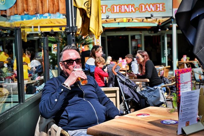 Om stipt 12.00 uur stond Frans Hens (61) uit Rotterdam klaar voor en biertje op het terras.