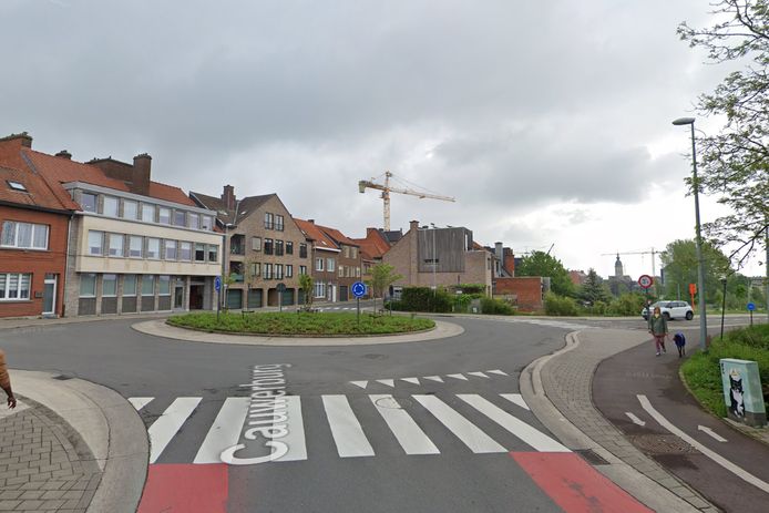 De bromfietser werd opgemerkt toen hij dwars over de rotonde reed van Cauwerburg
